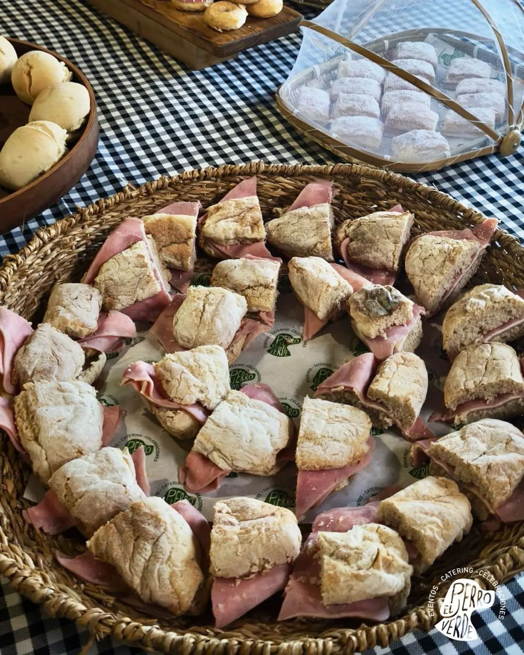 Desayuno Andaluz con molletes de jamón en una cesta